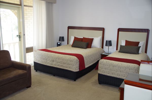 Ensenada Motor Inn And Suites - Accommodation Port Macquarie